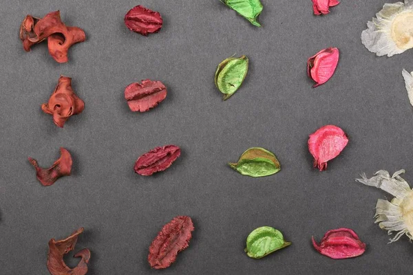 Pétalas secas de um potpourri exposto na forma geométrica - raws. Pétalas de flores secas . — Fotografia de Stock