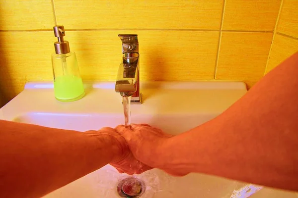 Homem lavando as mãos para evitar o vírus corona, higiene para parar de espalhar coronavírus . — Fotografia de Stock