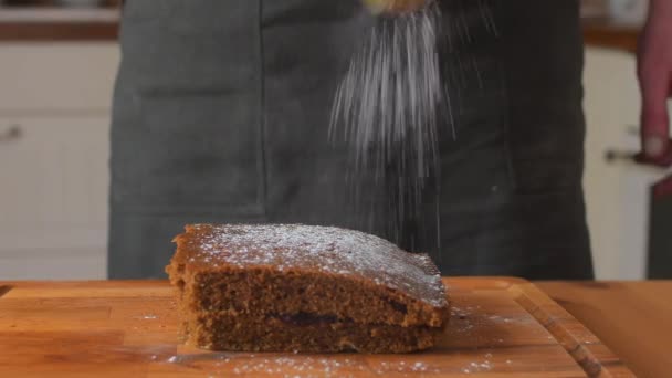 Homem usando agitador de açúcar em pão de gengibre clássico na cozinha tradicional. Uma receita clássica de gengibre. Casa de família padaria, cozinhar doces festivos tradicionais. Homem cozinhar comida . — Vídeo de Stock