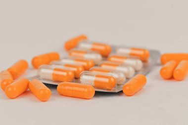 Çeşitli ilaç ilaç hapları ve kapsüller. Hapların arka planı. Beyaz arka planda çeşitli ilaç tabletleri ve haplar var. Sağlık hizmetleri. Boşluğu kopyala.