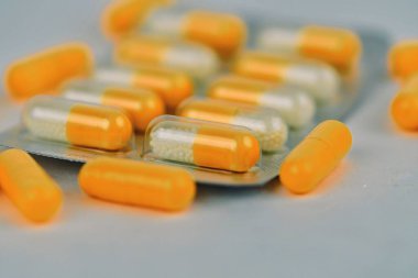 Çeşitli ilaç ilaç hapları ve kapsüller. Hapların arka planı. Beyaz arka planda çeşitli ilaç tabletleri ve haplar var. Sağlık hizmetleri. Boşluğu kopyala.