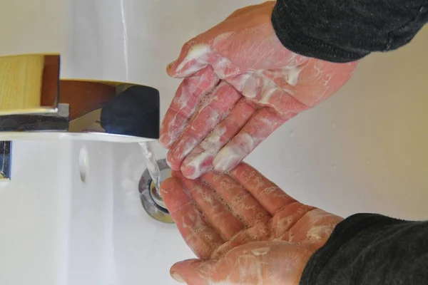 Lavar as mãos com sabão debaixo da torneira com água. Lavagem das mãos com água e sabão para prevenir o coronavírus e a higiene para impedir a propagação do coronavírus . — Fotografia de Stock