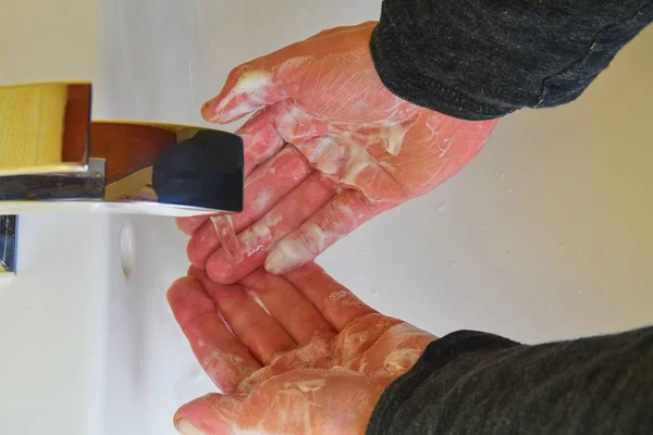 Lavarse las manos frotándose con jabón hombre para la prevención del virus corona, higiene para dejar de propagar coronavirus. —  Fotos de Stock