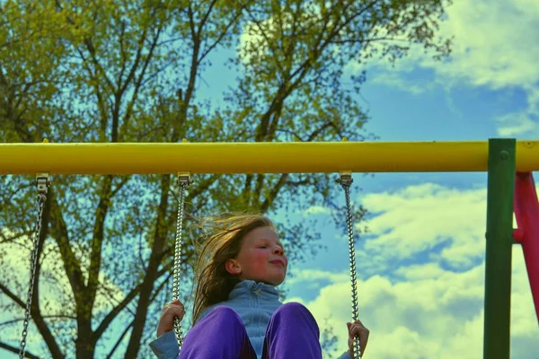 Szaleństwo i wolność. Młoda dziewczyna gra na huśtawce na świeżym powietrzu. — Zdjęcie stockowe