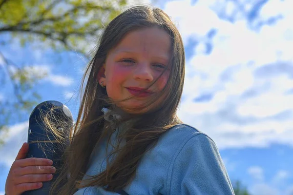 Portré boldog mosolygós gyermek lány játszótéren nyáron. — Stock Fotó