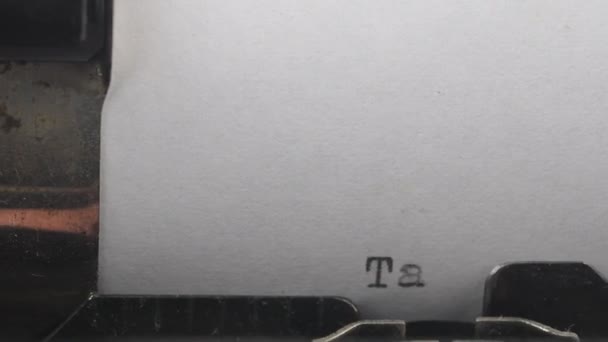 Close-up digitar um texto Vantagens fiscais, antiga máquina de escrever vintage com uma folha de papel . — Vídeo de Stock