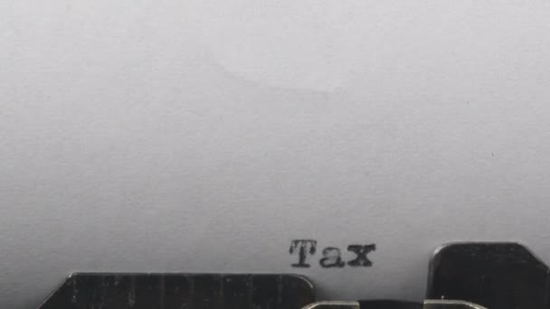Nahaufnahme der Eingabe eines Textes Steuerrechnung, alte alte Schreibmaschine mit einem Blatt Papier. — Stockvideo