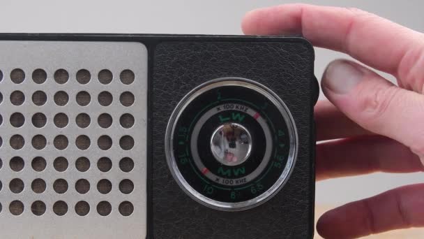 Afstemmen analoge Radio Dial Frequentie op Schaal van de Vintage ontvanger. Het frequentielabel beweegt in het bereik 150-400 KHz - lange golven en 560-1500 KHz - gemiddelde golven, en ook over lange en middellange — Stockvideo