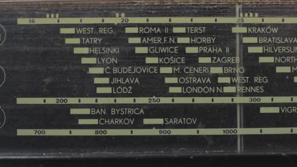 Primo piano di una radio retrò con il marcatore che attraversa le diverse stazioni e frequenze. Sintonizzazione analogico Radio Dial Frequenza su scala del ricevitore Vintage. L'etichetta di frequenza si muove nel — Video Stock