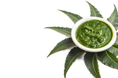 Beyaz arka plan üzerinde kase hamur ile tıbbi Neem yaprağı.