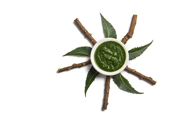 Medicinal Neem leaves with paste in bowl on white background. — Stock Photo, Image