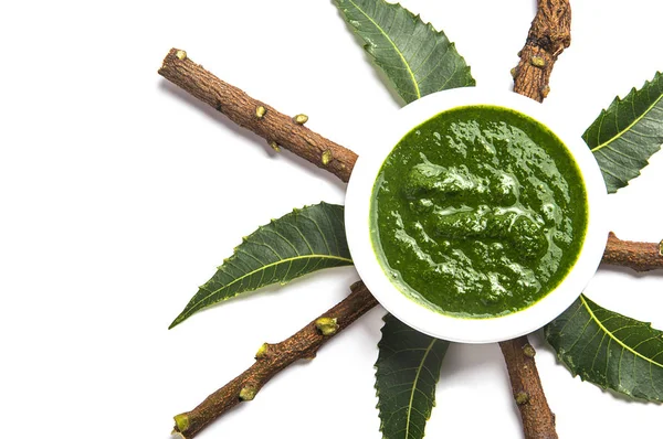 Medicinal Neem leaves with paste in bowl on white background. — Stock Photo, Image