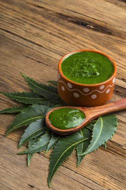 Tıbbi neem yaprağı ile Yapıştır