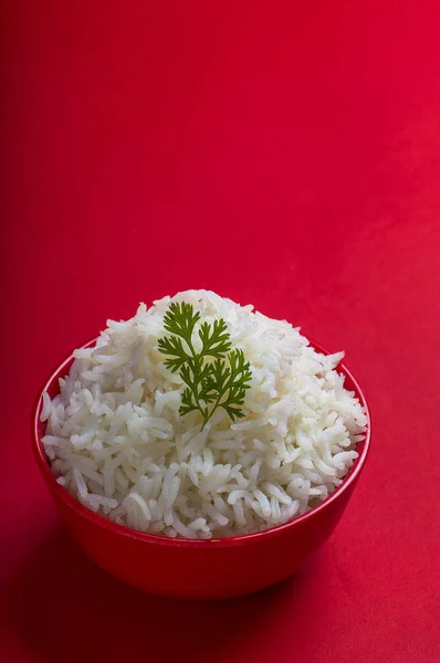 Gotowane zwykły biały ryż w misce czerwony na czerwonym tle — Zdjęcie stockowe