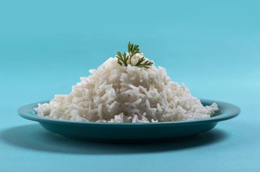 Düz beyaz basmati pilav corriander mavi zemin üzerine mavi bir plaka ile pişmiş