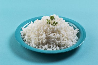 Düz beyaz basmati pilav corriander mavi zemin üzerine mavi bir plaka ile pişmiş