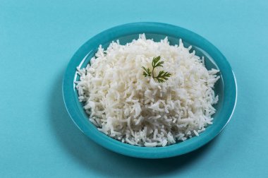 Düz beyaz basmati pilav corriander mavi zemin üzerine mavi bir plaka ile pişmiş