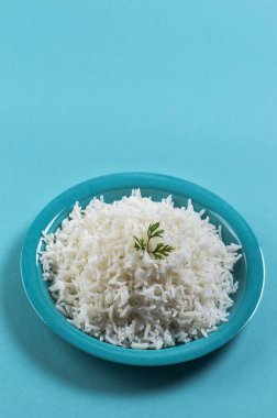 Düz beyaz basmati pilav corriander mavi zemin üzerine mavi bir plaka ile pişmiş
