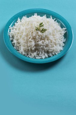 Düz beyaz basmati pilav corriander mavi zemin üzerine mavi bir plaka ile pişmiş