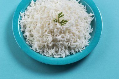 Düz beyaz basmati pilav corriander mavi zemin üzerine mavi bir plaka ile pişmiş
