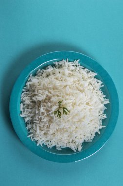 Düz beyaz basmati pilav corriander mavi zemin üzerine mavi bir plaka ile pişmiş