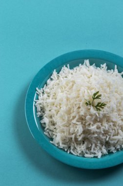Düz beyaz basmati pilav corriander mavi zemin üzerine mavi bir plaka ile pişmiş