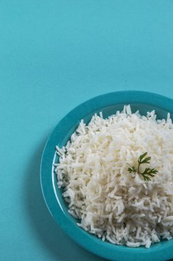 Düz beyaz basmati pilav corriander mavi zemin üzerine mavi bir plaka ile pişmiş