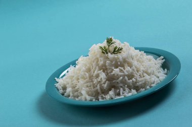 Düz beyaz basmati pilav corriander mavi zemin üzerine mavi bir plaka ile pişmiş