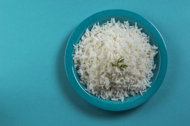 Düz beyaz basmati pilav corriander mavi zemin üzerine mavi bir plaka ile pişmiş