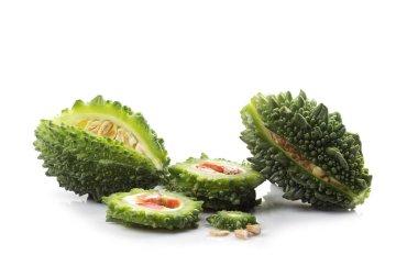 Acı kavun veya beyaz arka plan üzerinde bitter kabak