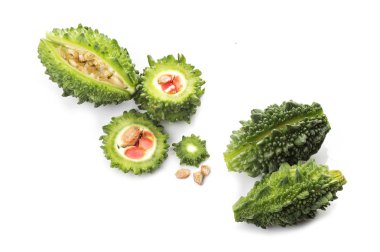 Acı kavun veya beyaz arka plan üzerinde bitter kabak