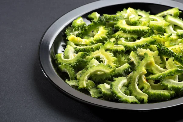 Acı kavun veya siyah arka plan üzerine siyah plaka bitter kabak