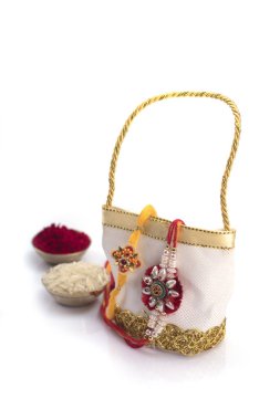 Hint Festivali: zarif bir serdar ile Raksha Bandhan arka plan. Aşk kardeşler ve kız kardeşler arasında bir sembolü olan bir geleneksel Hint bilek band