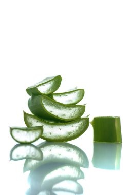 Aloe Vera 'nın beyaz arka planda bıraktığı dilimler. Aloe Vera cilt bakımı ve saç bakımı için çok faydalı bir bitkisel ilaçtır..