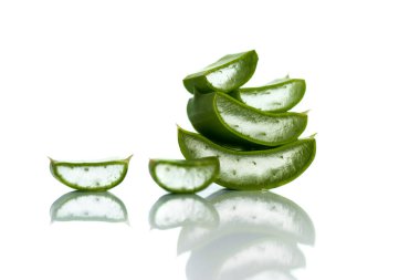 Aloe Vera 'nın beyaz arka planda bıraktığı dilimler. Aloe Vera cilt bakımı ve saç bakımı için çok faydalı bir bitkisel ilaçtır..