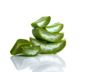 Aloe Vera 'nın beyaz arka planda bıraktığı dilimler. Aloe Vera cilt bakımı ve saç bakımı için çok faydalı bir bitkisel ilaçtır..