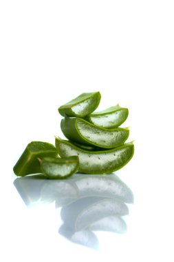 Aloe Vera 'nın beyaz arka planda bıraktığı dilimler. Aloe Vera cilt bakımı ve saç bakımı için çok faydalı bir bitkisel ilaçtır..