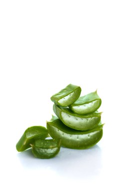 Aloe Vera 'nın beyaz arka planda bıraktığı dilimler. Aloe Vera cilt bakımı ve saç bakımı için çok faydalı bir bitkisel ilaçtır..