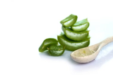 Aloe Vera 'nın beyaz arka planda bıraktığı dilimler ve Aloe Vera jeli. Aloe Vera cilt bakımı ve saç bakımı için çok faydalı bir bitkisel ilaçtır..