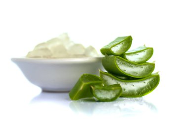 Aloe Vera 'nın beyaz arka planda bıraktığı dilimler ve Aloe Vera jeli. Aloe Vera cilt bakımı ve saç bakımı için çok faydalı bir bitkisel ilaçtır..