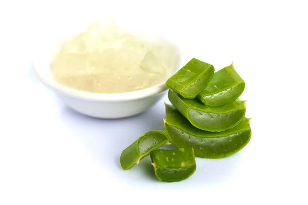 Rebanadas Hojas Aloe Vera Gel Aloe Vera Sobre Fondo Blanco — Foto de Stock