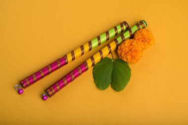 Hint Festivali Dussehra ve Navratri, Dandiya çubuklarıyla altın yaprak (Bauhinia racemosa) ve kadife çiçekleri göstermektedir..