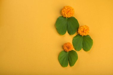 Hint Festivali Dussehra, sarı arka planda altın yaprak (Bauhinia racemosa) ve kadife çiçekleri göstermektedir..
