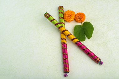 Hint Festivali Dussehra, Dandiya çubuklarıyla altın yaprak (Bauhinia racemosa) ve kadife çiçekleri gösteriyor..