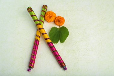 Hint Festivali Dussehra, Dandiya çubuklarıyla altın yaprak (Bauhinia racemosa) ve kadife çiçekleri gösteriyor..