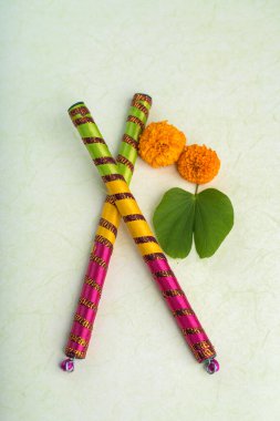Hint Festivali Dussehra, Dandiya çubuklarıyla altın yaprak (Bauhinia racemosa) ve kadife çiçekleri gösteriyor..