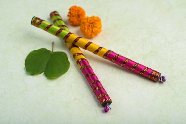 Hint Festivali Dussehra, Dandiya çubuklarıyla altın yaprak (Bauhinia racemosa) ve kadife çiçekleri gösteriyor..