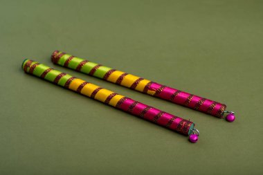Hint Festivali Dussehra ve Navratri, Dandiya çubuklarıyla altın yaprak (Bauhinia racemosa) ve kadife çiçekleri göstermektedir..