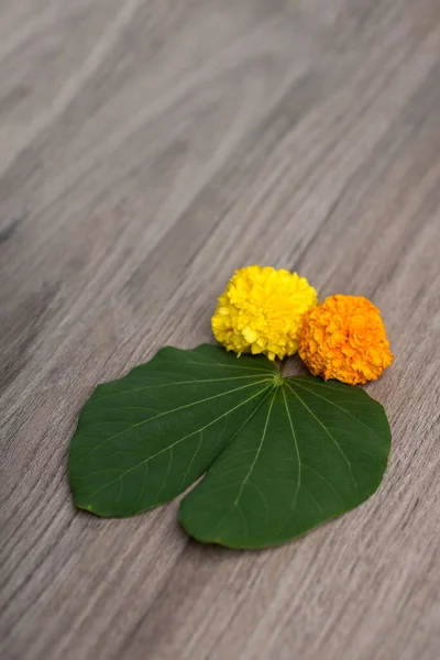 印第安人节 Indian Festival Dussehra 在木制背景上展示金黄色叶子 Bauhinia Racemosa 和迷迭香花 — 图库照片