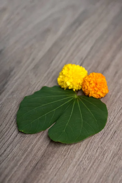 印第安人节 Indian Festival Dussehra 在木制背景上展示金黄色叶子 Bauhinia Racemosa 和迷迭香花 — 图库照片